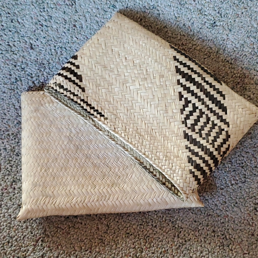 NWOT Beautiful hand woven grass clutch